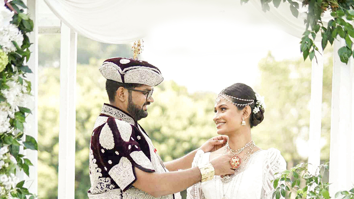 Groom ties a gold chain on the bride’s neck during a Poruwa ceremony, symbolizing love in Mangala Yojana traditions, featured on Poruwa.lk | ශ්රී ලාංකීය මංගල යෝජනා, the leading wedding proposal website for marriage proposal Sri Lanka, matrimony Sri Lanka, srilanka matrimony, Lankan brides and grooms, Buddhist matrimony, Catholic marriage proposals, Liyathabara marriage proposals in Sri Lanka, Hitad marriage proposals, Purahanda LK, LankaMatrimony, and trusted marriage proposals in Sri Lanka.