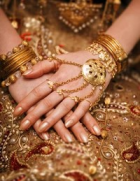 Sri Lankan traditional bride in a traditional Osariya adorned with gold jewelry, showcasing elegance and bridal beauty.
