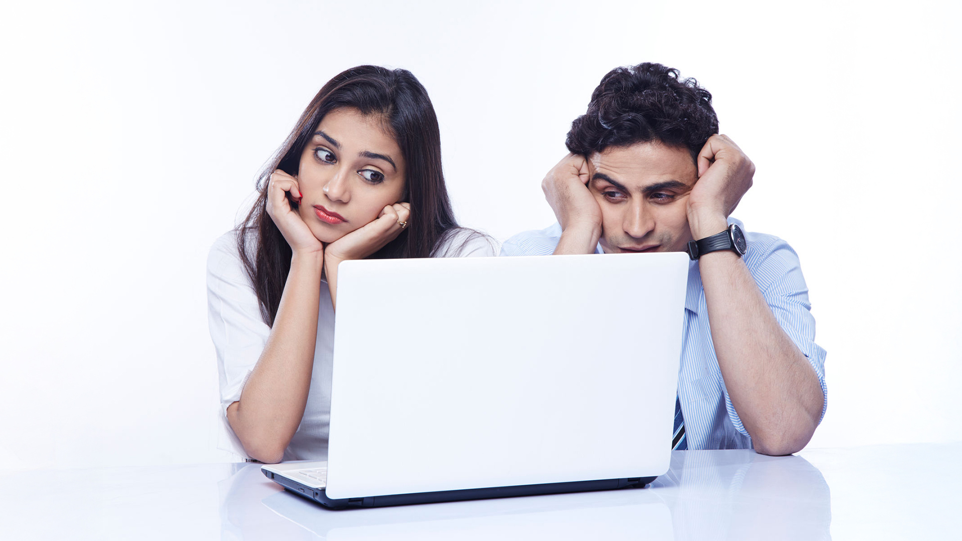 A man and woman sitting together, focused on a laptop in front of them, engaged in a discussion or activity- mangala kinkini, mangala yojana,sri lankan matrimony,sri lankan bride, marriage proposal in sri lanka, Mangala sewaya, Mangala danweem
