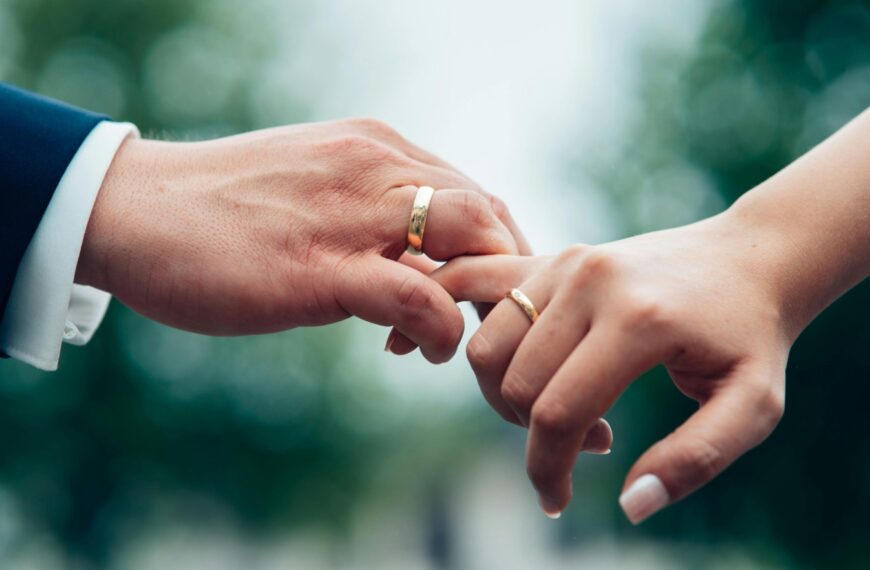 A Sri Lankan couple holding hands and showing wedding rings, symbolizing love, marriage proposals in Sri Lanka, and lifelong commitment, Poruwa.lk.