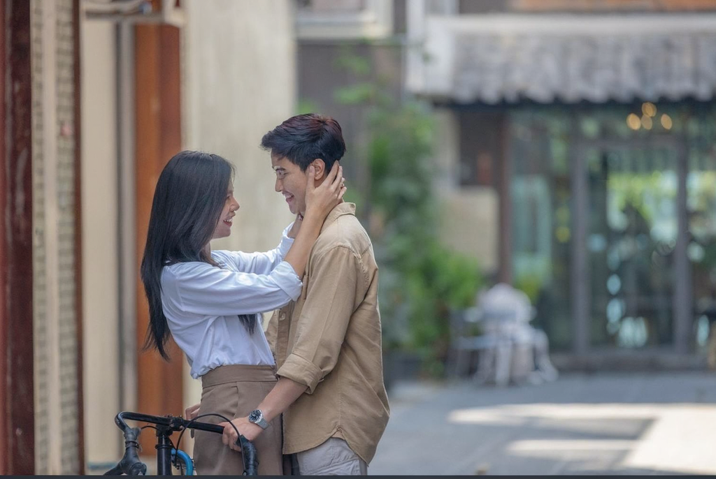 A couple embraces warmly on a city street surrounded by buildings and a clear blue sky, representing marriage proposals in Sri Lanka, online marriage proposals, mangala yojana, matrimony Sri Lanka, and Sri Lankan life partners.